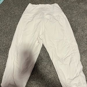 Lululemon white size 8 cuffed caprice.